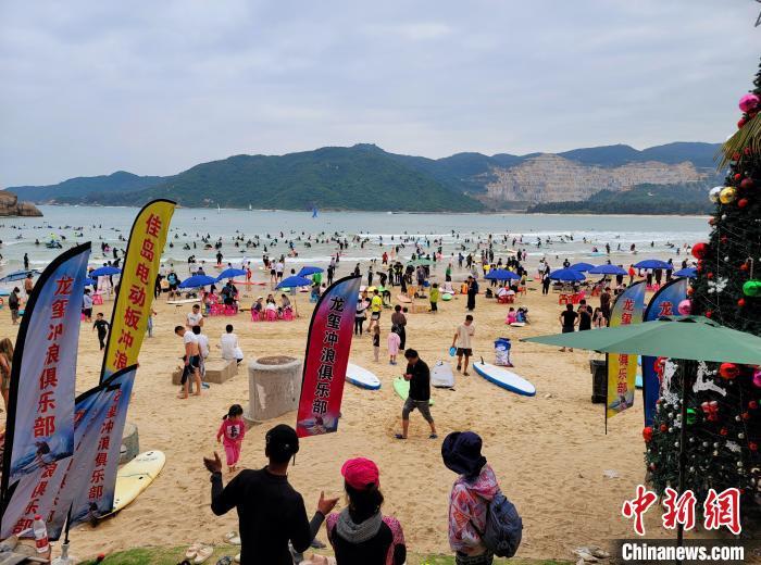 元旦假日期间，游客在三亚后海沙滩享受假日时光