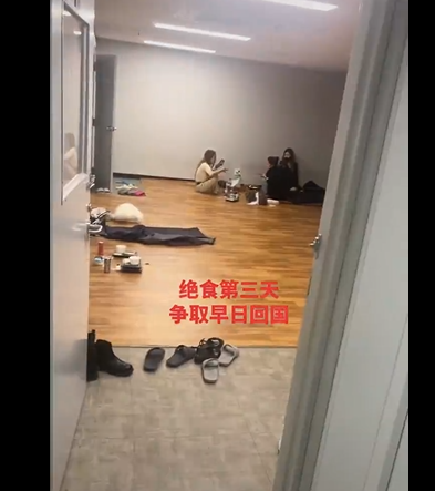 中国人被安排进入的隔离设施，没有床、没有桌子、没有凳子。被隔离的中国人，只能坐在地板上、睡在地板上。 ...