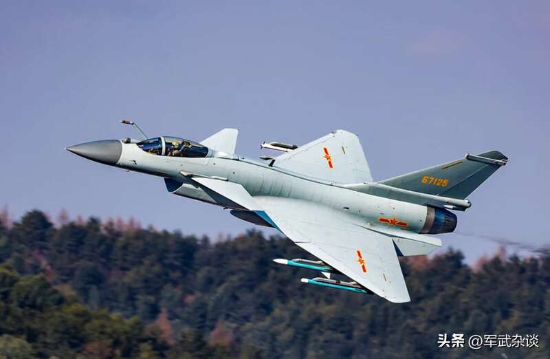 歼-10C战斗机一般是选择挂载2枚中距空空导弹和2枚近距离格斗空空导弹