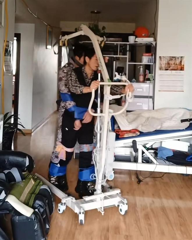 刘锦刚将刘青和绑在身上走路复健