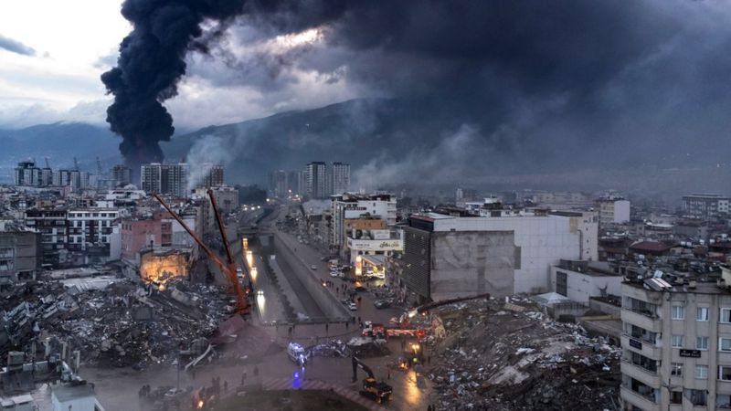 土耳其叙利亚大地震：寒冷、愤怒、无家可归的灾民，港口大火与战乱中的灾区 ...