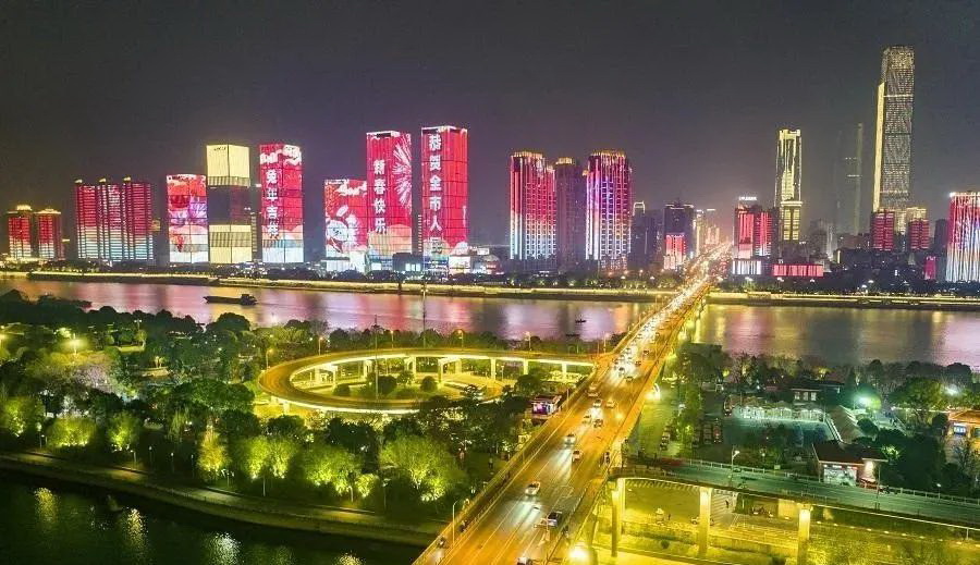 长沙很早就有内地第一娱乐之都的称谓，也是著名的不夜城