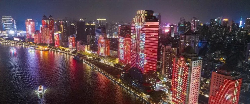 广州是中国改革开放的“南大门”，也是中国夜生活最丰富的城市