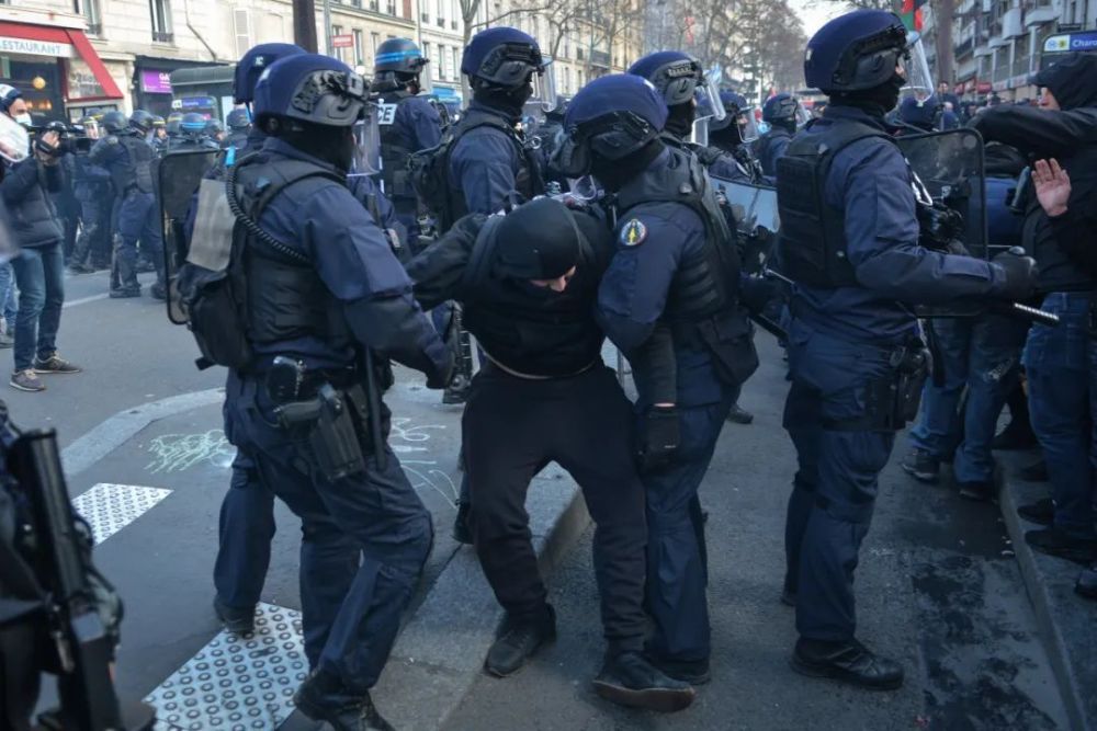 法国巴黎，在一场反对马克龙退休制度改革的罢工游行中，有民众与防暴警察发生了冲突 ...