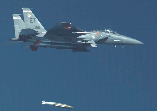 美国“偏爱”钻地炸弹，图为F-15E“攻击鹰”战斗轰炸机投掷GBU-72钻地制导炸弹 ...