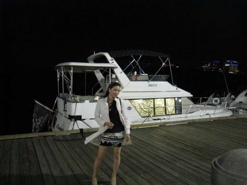 香港的四月已经很热了，金美净没带遮阳伞，太阳把她晒得口干舌燥，整个人都晕乎乎的 ...
