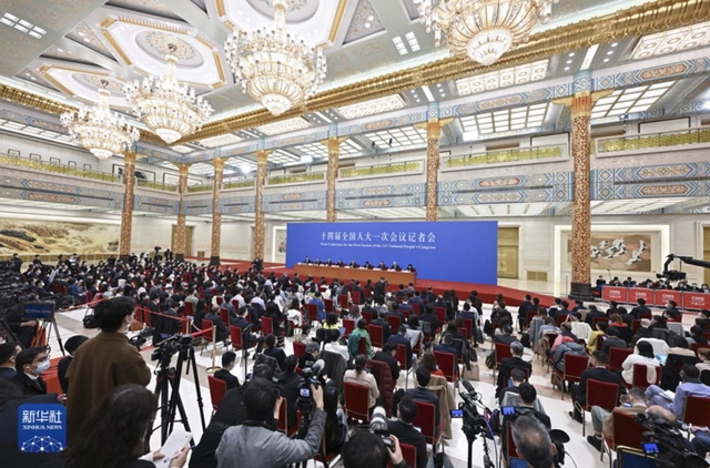 新任总理李强会与副总理一同出席记者会，与记者见面。国务院副总理丁薛祥、何立峰、张国清、刘国中坐在主席 ...