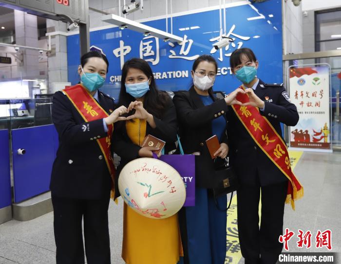 友谊关边检站执勤民警与外籍游客合影