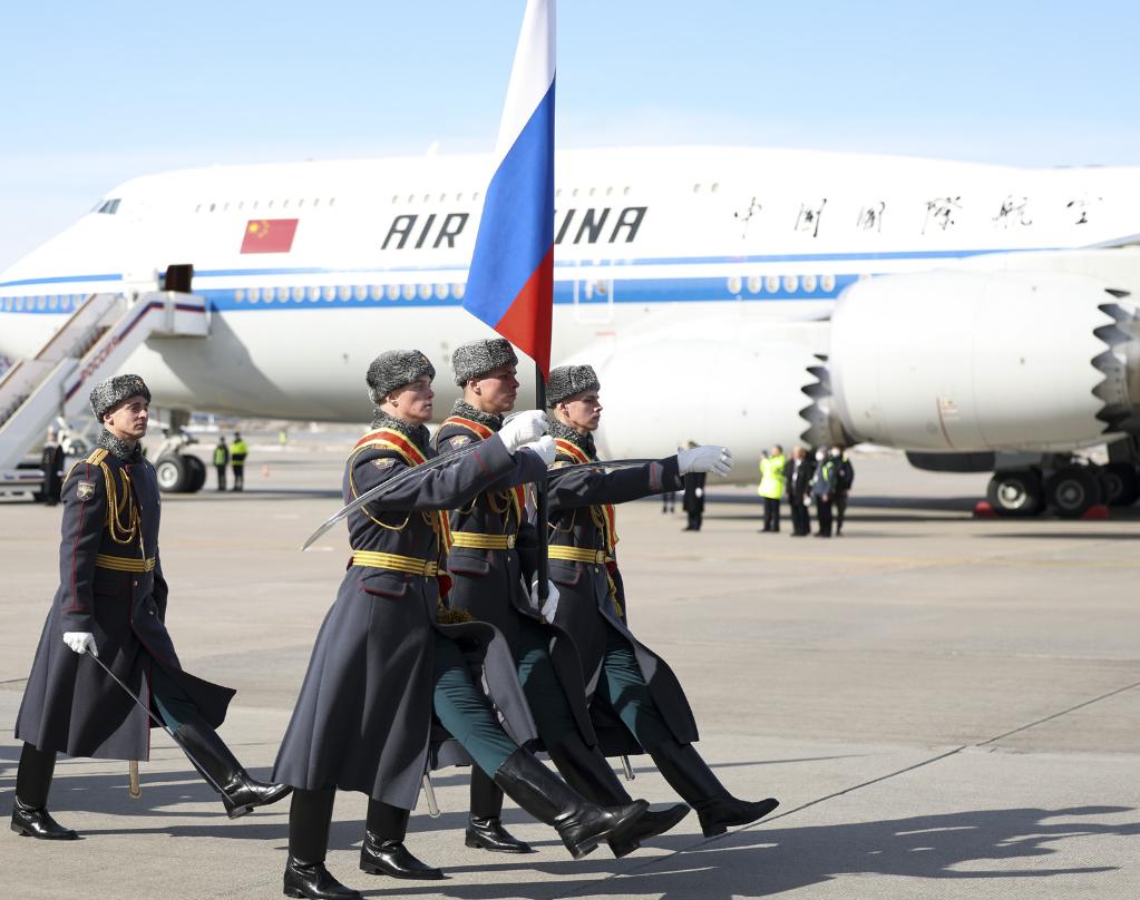 习主席抵达莫斯科，俄方隆重欢迎