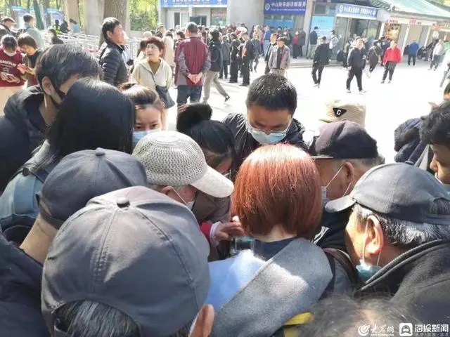 游客通过直播观看马英九拜谒中山陵的过程