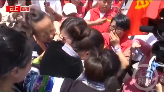 杨妞妞与姐姐团聚