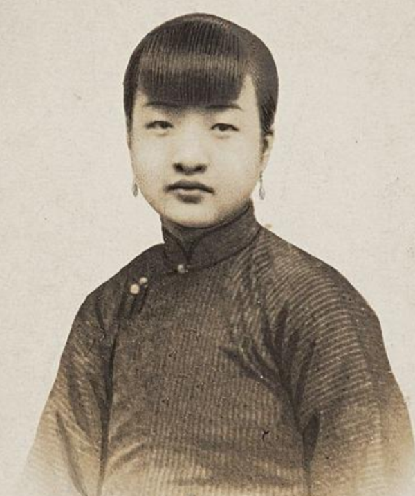 盛爱颐大胆地向宋子文表白，而宋子文给予了热烈的回应