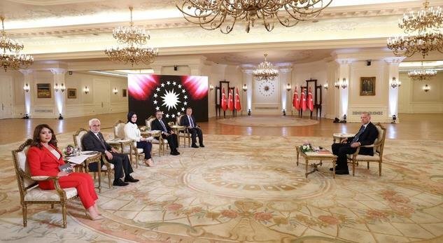 4月25日晚，土耳其总统埃尔多安接受了当地电视台的联合直播采访