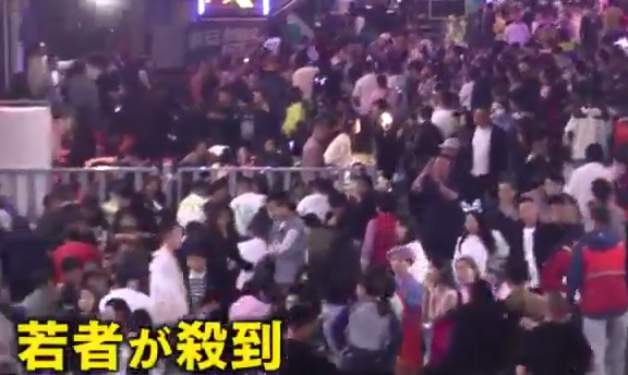 北京胡同里也挤满了人，几乎已经没有人戴口罩了。到处都是人从众