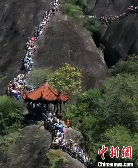 武夷山主景区游客络绎不绝