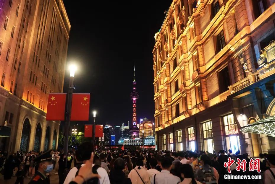 游客经南京东路步行街有序抵达上海外滩