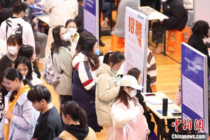 大学生招聘会现场