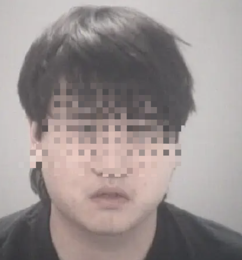 本周二（5月2日）, 一名叫Zheng的华裔大学生，在家中被警察逮捕