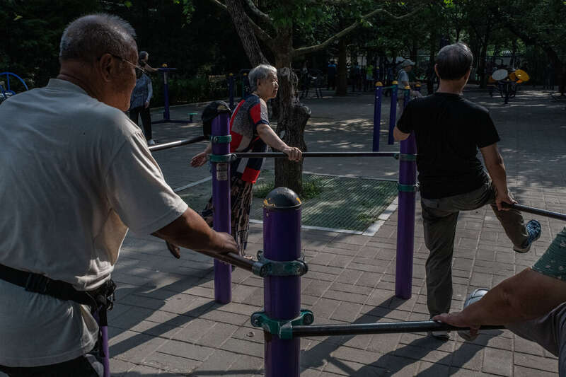 在北京的一个公园里锻炼的人们。中国人口正在迅速老龄化