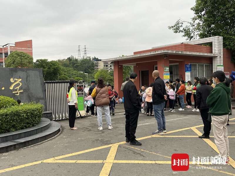 学生家长参与临时性校园门口护卫