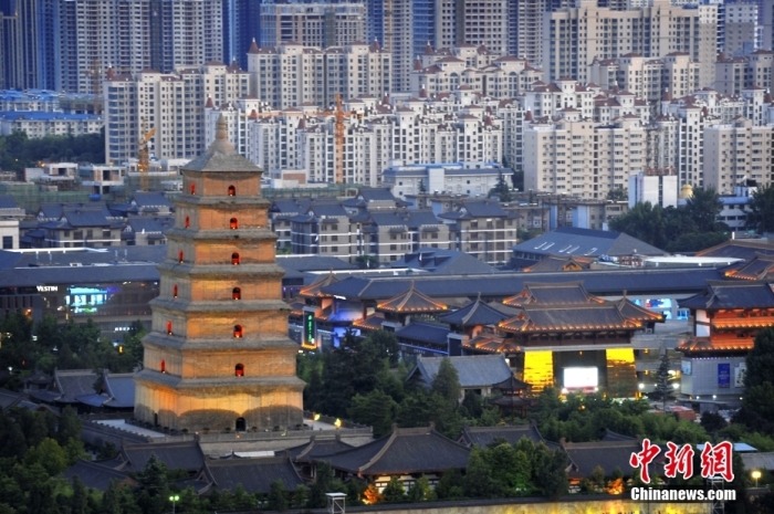 夜幕下的大雁塔与西安的城市建筑“古今同框”，展现着浓浓的盛唐风韵