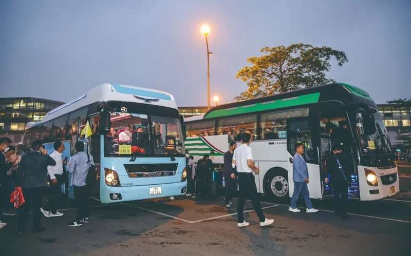 规模庞大的中国考察团需要三辆大巴车才能装下