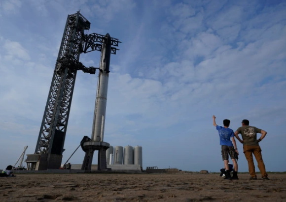 他决定先加入美国太空探索科技公司（SpaceX）