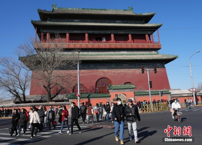 鼓楼前的年轻人