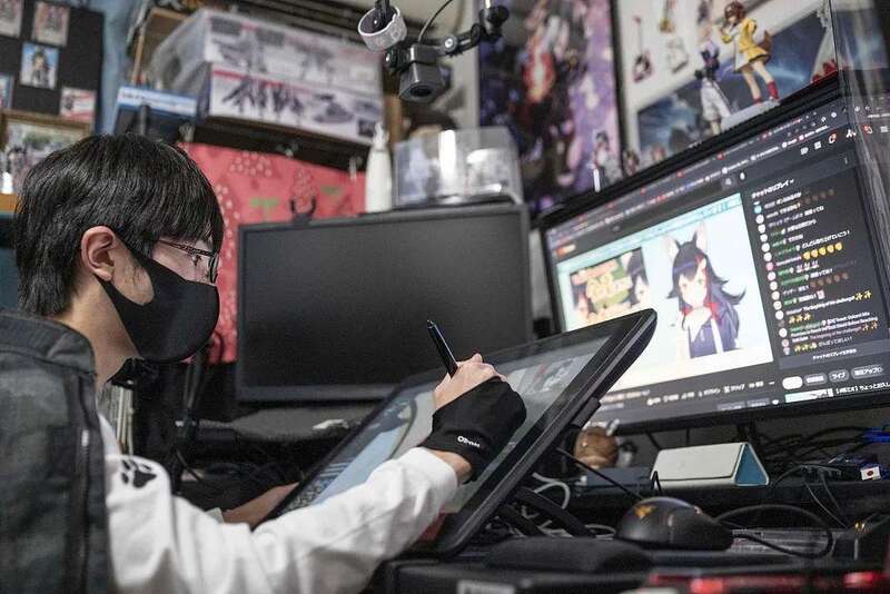 日本横滨，Kazumi在家中为其喜欢的虚拟主播Mio Ookami制作插图
