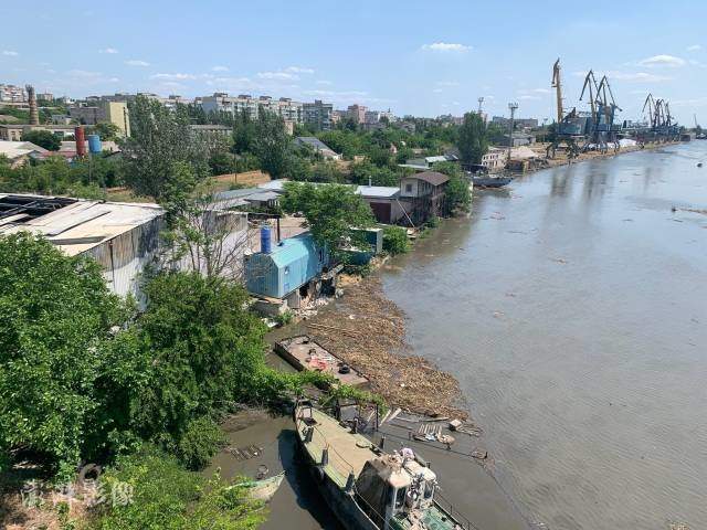 赫尔松地区，受卡霍夫卡水电站大坝被毁影响，当地遭水淹