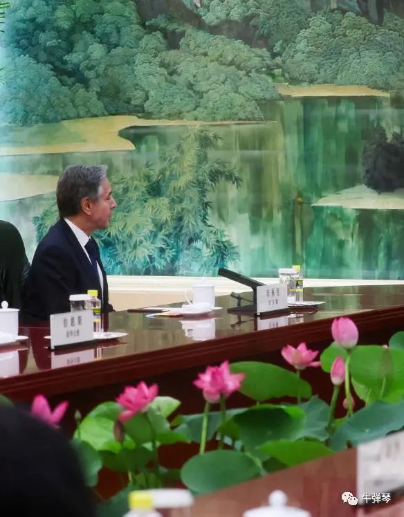 最高领导人会见布林肯时，会议桌中间摆的是荷花