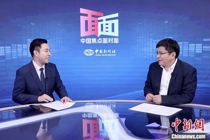 中国旅游研究院院长戴斌(右)近期接受中新社“中国焦点面对面”专访