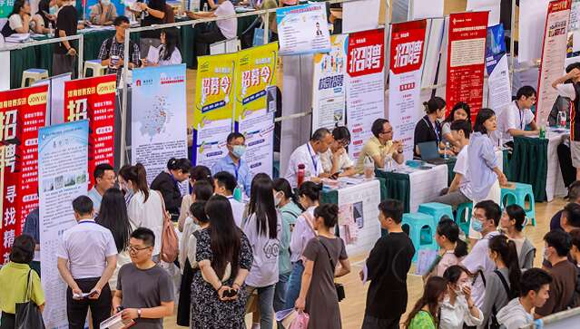 郑州，学生们在郑州大学的招聘会上寻找就业机会