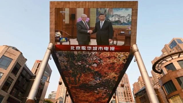 北京街头电视正在播放习近平会见盖茨的画面
