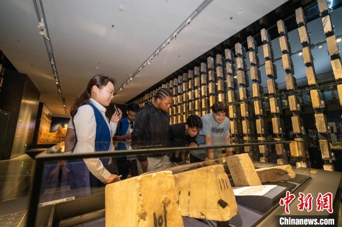 来自600多年前的明朝城墙砖吸引了大家的目光