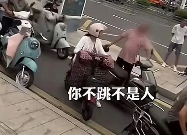 沈某途经事发地，高喊：“不跳不是人”