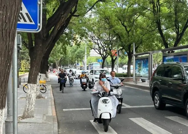 蒲黄榆路辅路，部分电动车见缝插针“贴身”超车