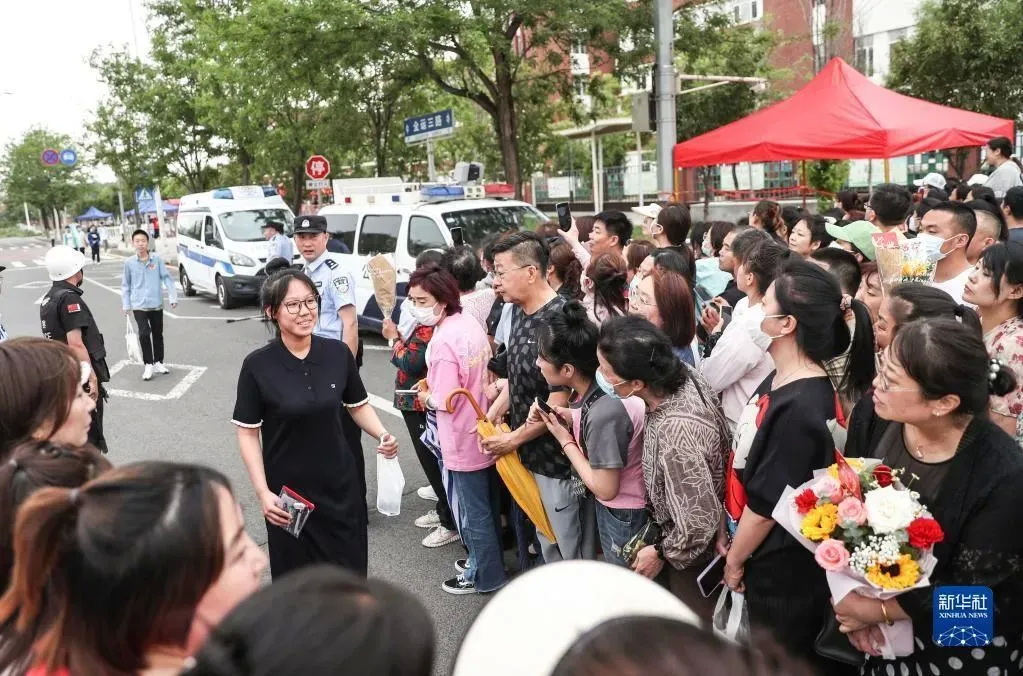 6月7日，家长们聚集在考点翘首以盼