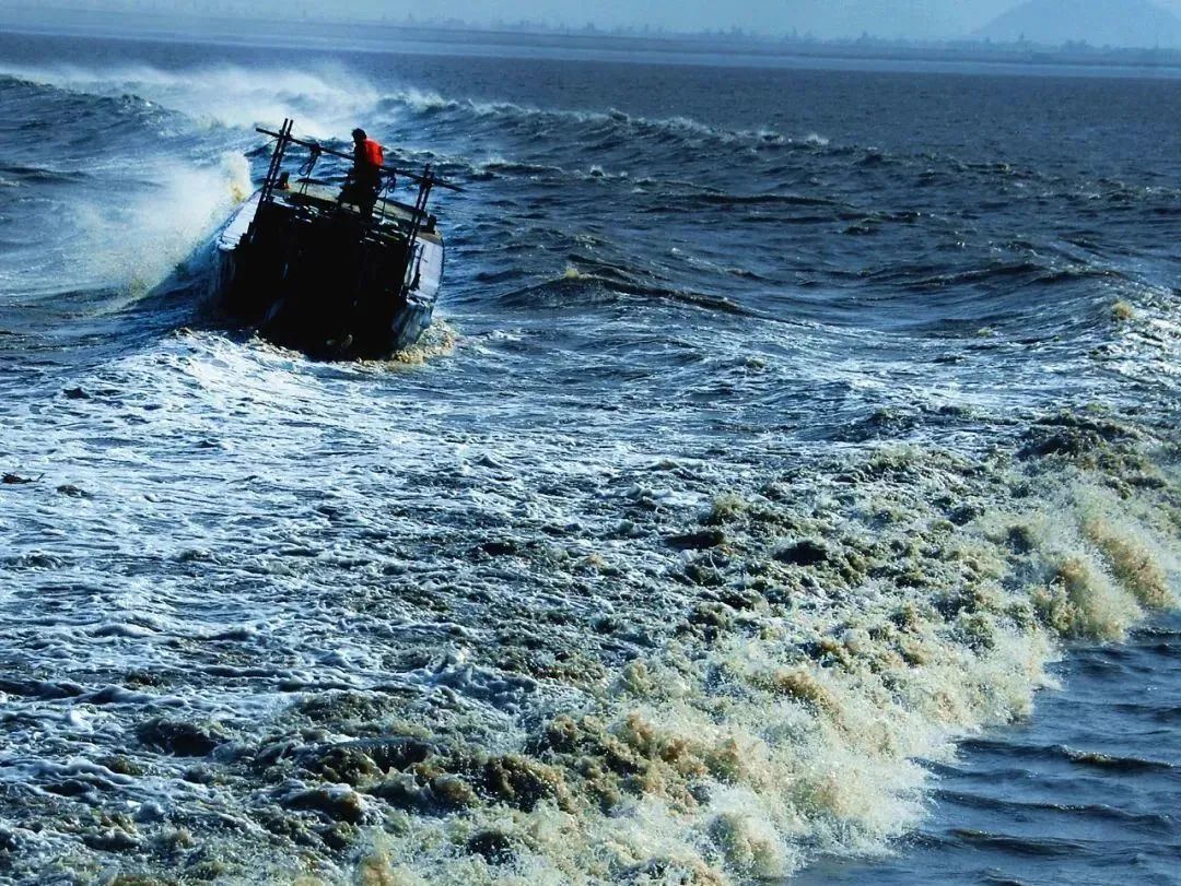 钱塘江水在海宁形成了一个束口的口袋形状，天时、地利与风势造就了天下奇观—海宁潮 ...