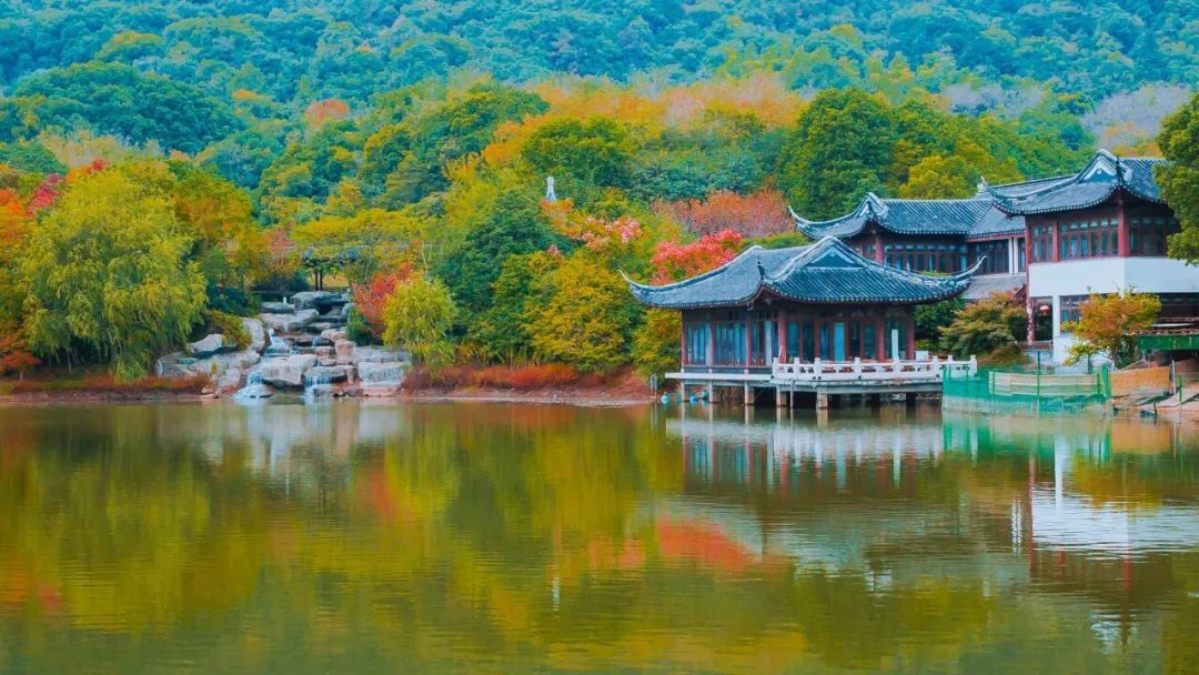 山脚由飘香湖、暗香湖、明香湖组成的园林景致，视野开阔