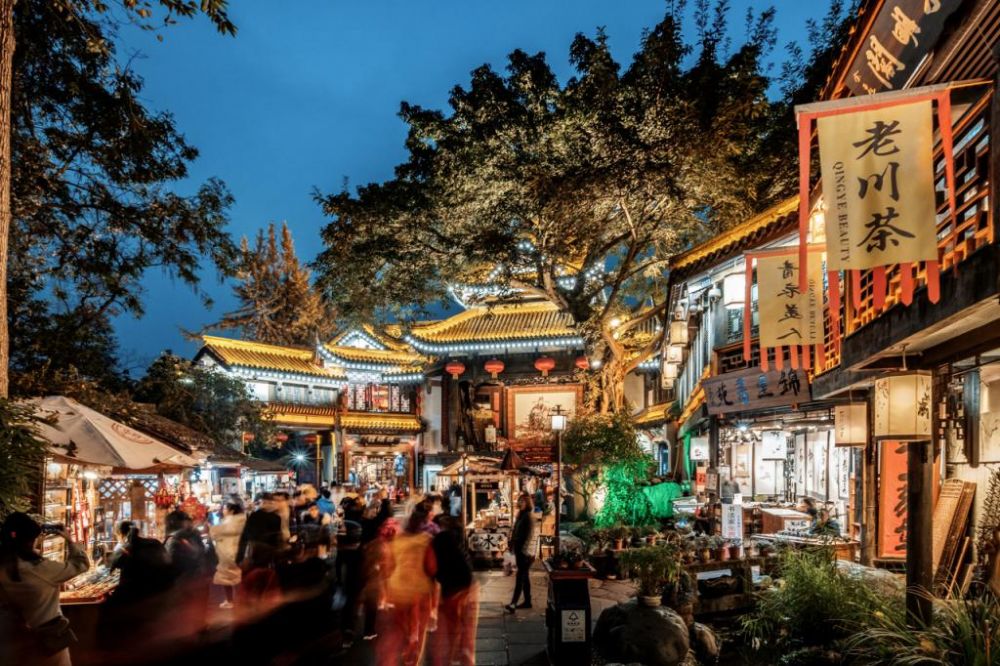 夜幕下灯火通明的成都锦里古街