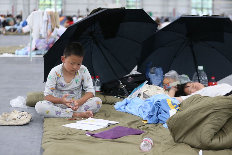 一名学生在安置点学习