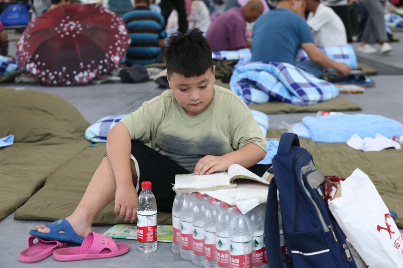 一名学生在安置点学习