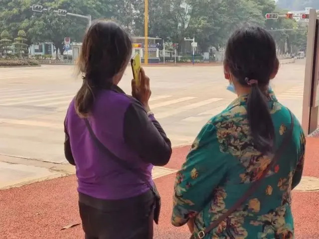 家长们在边境焦急徘徊等待被骗的孩子们归来