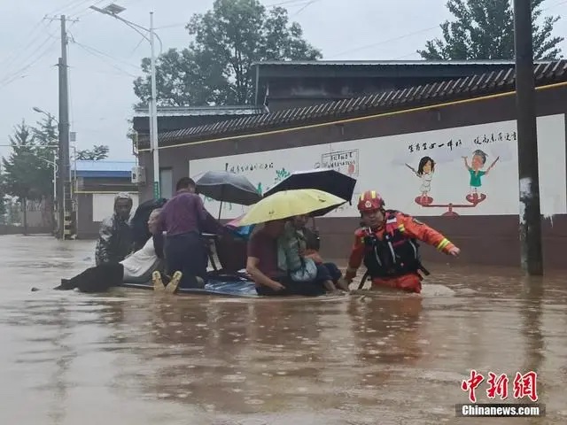 各工作专班迅速组织专门力量抢险救灾 2.jpg