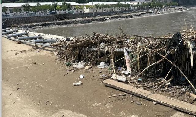 永定河的大水把桥上的护栏连根拔起