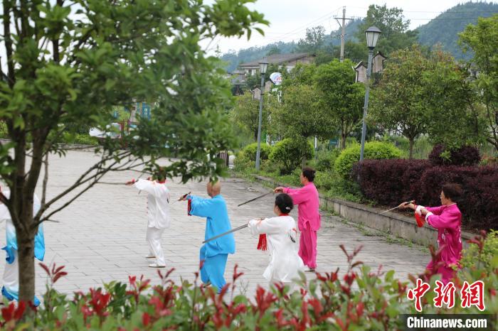 旅居贵州省遵义市桐梓县九坝镇的避暑游客在晨练