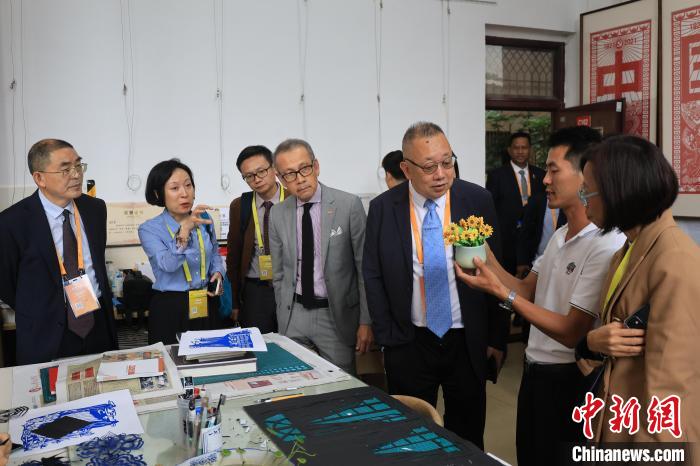 论坛与会嘉宾体验非遗文化
