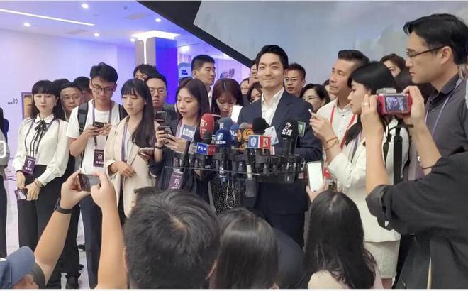 蒋万安参访上海