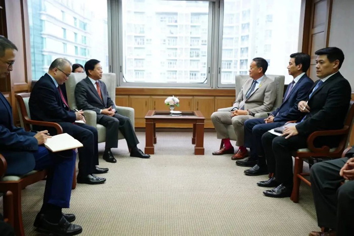 中国驻泰国大使韩志强在泰国为泰党总部会见泰国新任总理赛塔